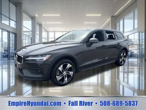 Used 2025 Volvo V60 B5 Cross Country Plus AWD/4WD image 1