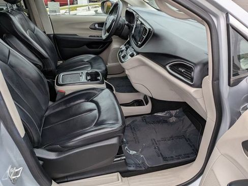 Used 2023 Chrysler Pacifica Touring-L FWD image 5
