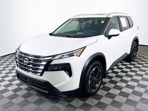 Used 2025 Nissan Rogue SV w/ SV Premium Package FWD image 4