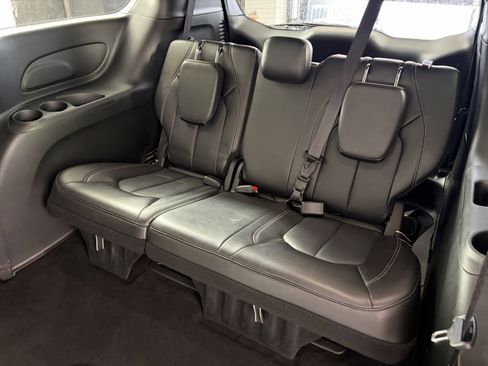 Used 2025 Chrysler Pacifica Select image 6