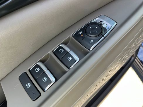Used 2025 Kia Carnival FWD image 26
