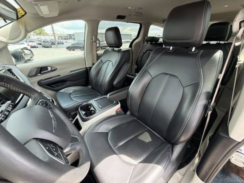 Used 2023 Chrysler Pacifica Touring-L FWD image 13