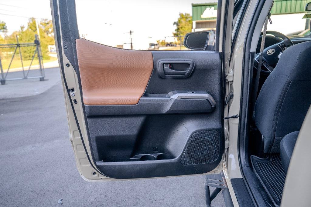 Used 2019 Toyota Tacoma SR5 AWD/4WD image 17