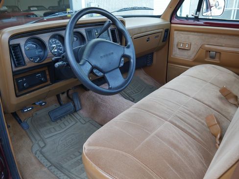 Used 1992 Dodge D/W Truck 150 RWD image 4