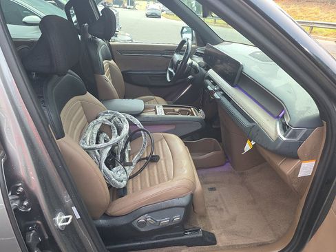 Used 2024 Kia EV9 Land image 14