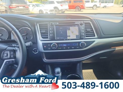 Used 2019 Toyota Highlander XLE AWD/4WD image 24