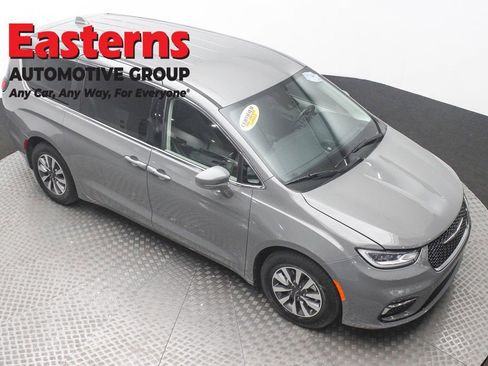 Used 2022 Chrysler Pacifica Touring-L image 3