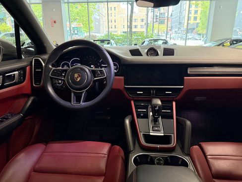 Used 2023 Porsche Cayenne AWD/4WD image 13