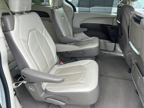 Used 2018 Chrysler Pacifica Touring-L Plus w/ Tire & Wheel Group FWD image 24