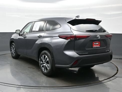 Used 2024 Toyota Highlander XLE AWD/4WD image 4