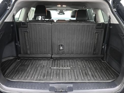 Used 2020 Toyota Highlander XLE AWD/4WD image 12
