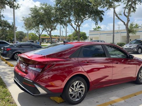 Used 2024 Hyundai Elantra SEL FWD image 3