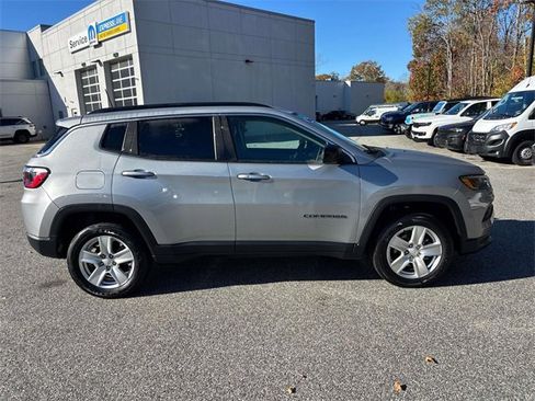 Used 2022 Jeep Compass Latitude image 2