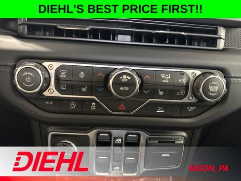 New 2026 Jeep Gladiator Rubicon w/ Steel Power Dome Hood Package AWD/4WD image 28