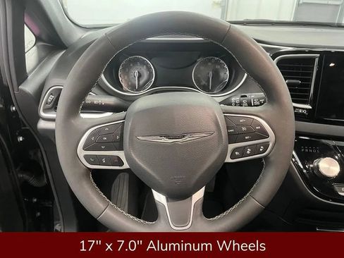 Used 2025 Chrysler Pacifica Select FWD image 14