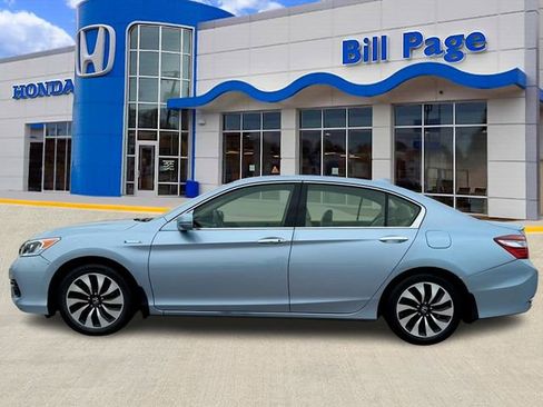 Used 2017 Honda Accord Hybrid Sedan image 2