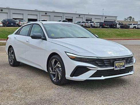 Used 2025 Hyundai Elantra SEL FWD image 3
