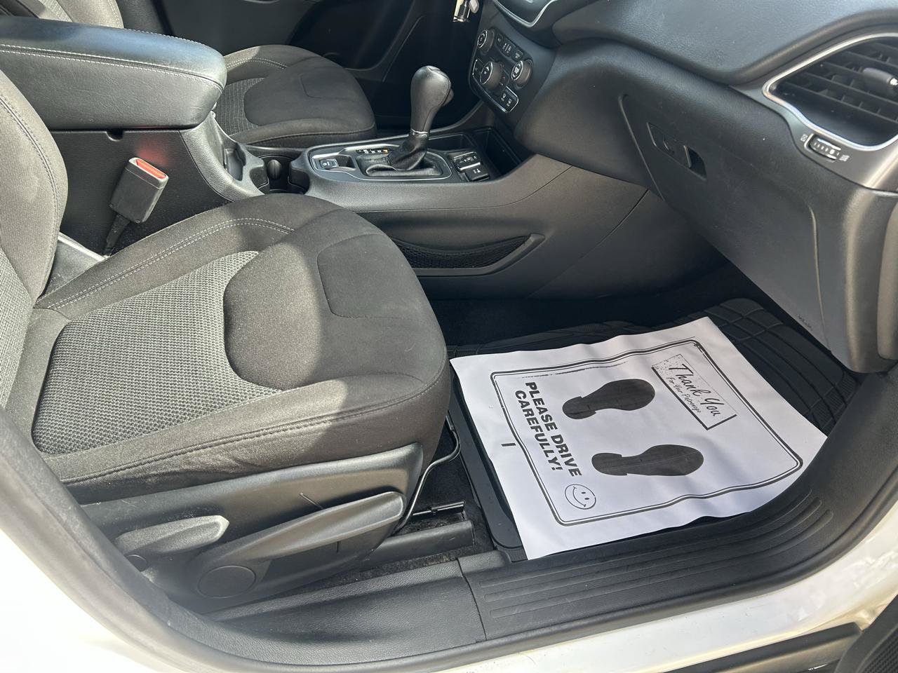 Used 2019 Jeep Cherokee Latitude w/ Popular Appearance Group FWD image 12