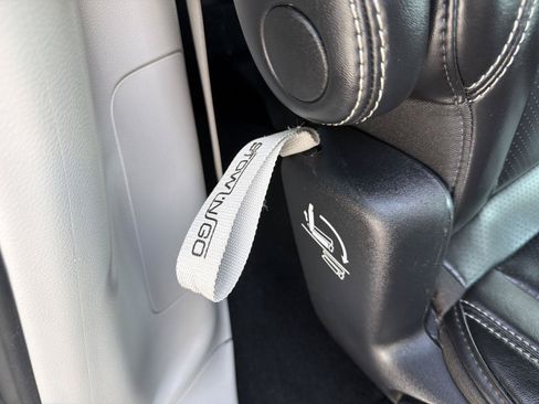 Used 2023 Chrysler Pacifica Touring-L FWD image 37