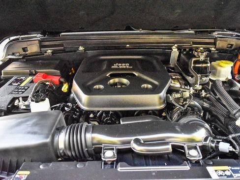 Used 2022 Jeep Wrangler Unlimited Sahara AWD/4WD image 25