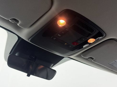 Used 2025 Kia Carnival FWD image 34