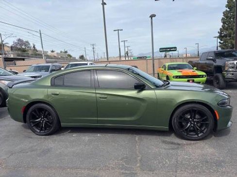 Used 2018 Dodge Charger SXT w/ Blacktop Package RWD image 4