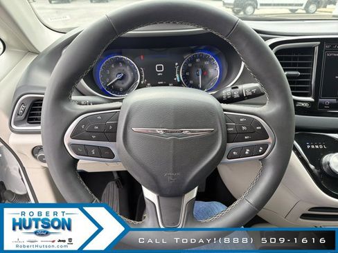 Used 2023 Chrysler Pacifica Touring-L FWD image 12