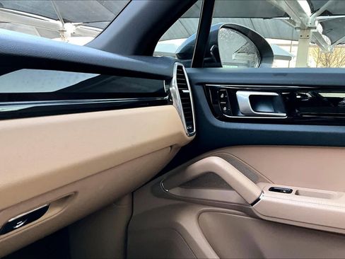 Used 2020 Porsche Cayenne image 27