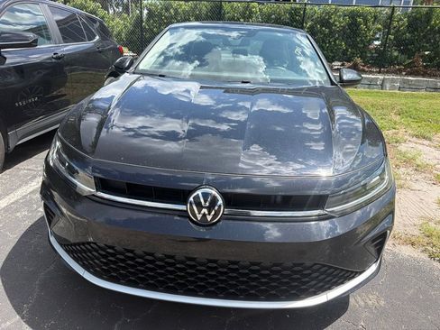 Used 2025 Volkswagen Jetta SE FWD image 2