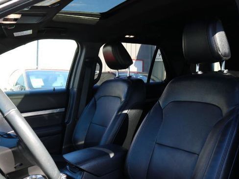 Used 2018 Ford Explorer XLT w/ Equipment Group 202A image 11