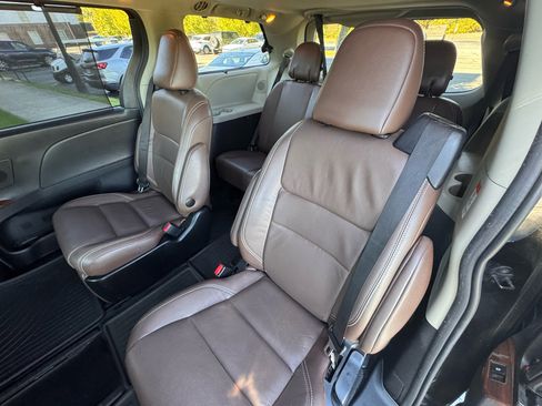 Used 2017 Toyota Sienna Limited Premium image 36