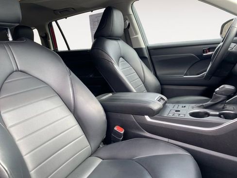 Used 2024 Toyota Highlander XLE AWD/4WD image 15