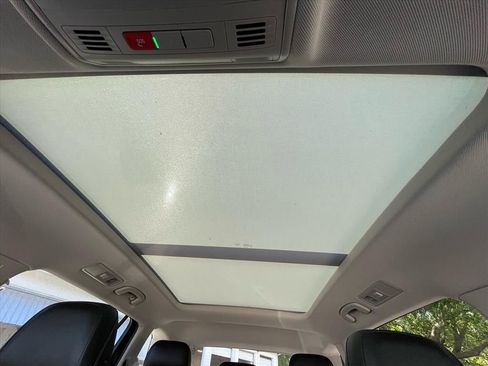 Used 2023 Volkswagen Tiguan SE w/ Panoramic Sunroof Package FWD image 5