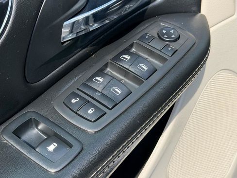 Used 2017 Dodge Grand Caravan SXT w/ Driver Convenience Group FWD image 10