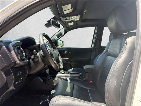 Used 2020 Toyota Tacoma TRD Off-Road w/ TRD Premium Off Road Package AWD/4WD image 11