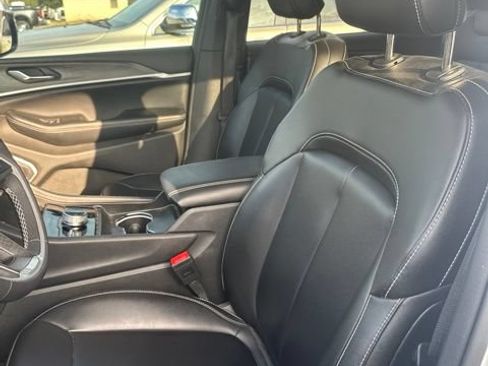 Used 2024 Jeep Grand Cherokee L Limited w/ Black Appearance Package AWD/4WD image 6