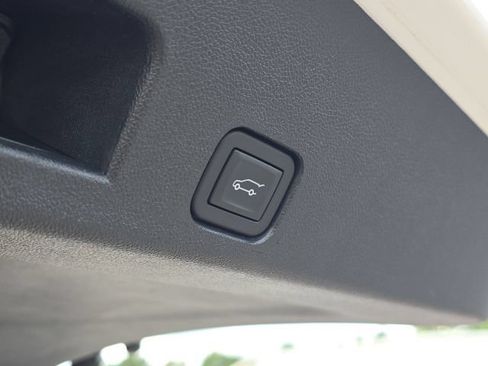 Used 2025 Chevrolet Traverse High Country FWD image 12