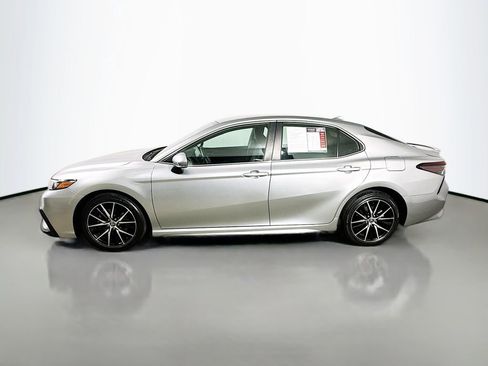 Used 2022 Toyota Camry SE image 5