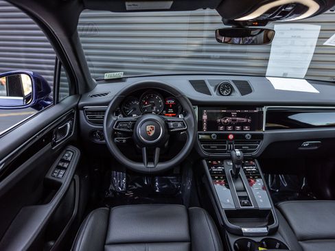 Certified 2026 Porsche Macan AWD/4WD image 12