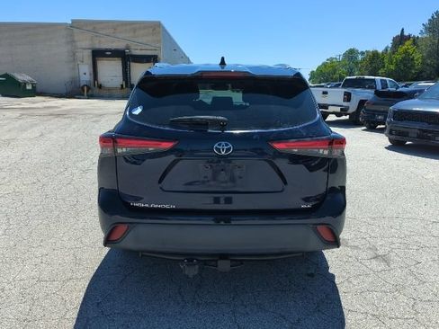 Used 2021 Toyota Highlander XLE FWD image 3