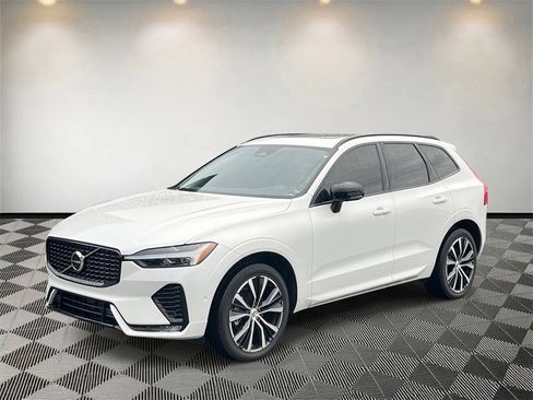 Used 2023 Volvo XC60 B5 Plus image 7