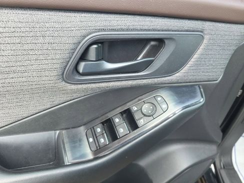 Used 2023 Nissan Rogue S AWD/4WD image 15