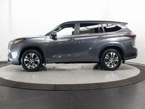 Certified 2024 Toyota Highlander XLE image 9