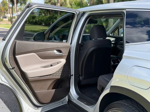 Used 2019 Hyundai Santa Fe SE image 13