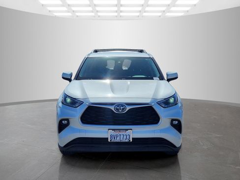 Used 2021 Toyota Highlander LE FWD image 2
