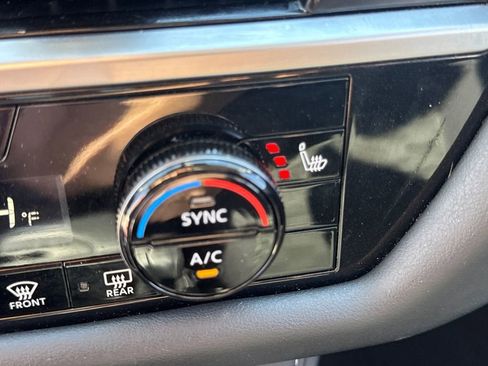 Used 2025 Nissan Pathfinder SV FWD image 21