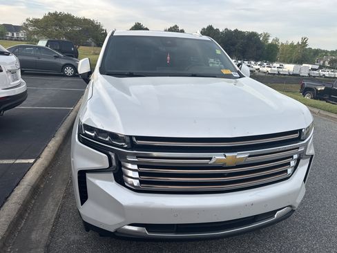 Used 2024 Chevrolet Suburban High Country w/ Advanced Technology Package image 3