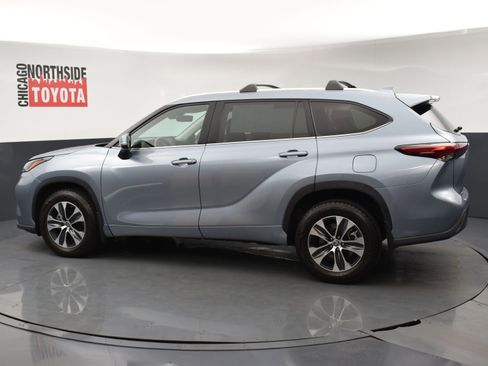 Used 2021 Toyota Highlander XLE AWD/4WD image 2