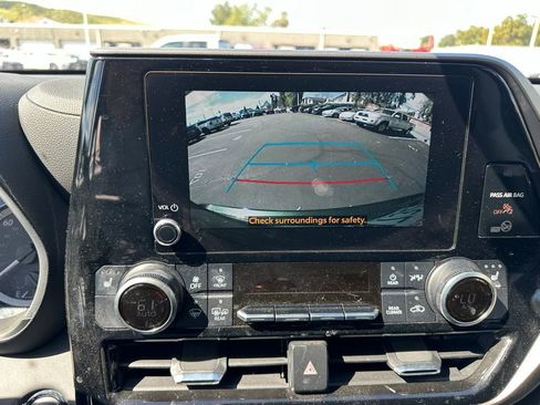 Certified 2023 Toyota Highlander XLE image 13