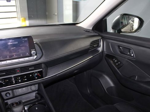 Used 2025 Nissan Rogue S AWD/4WD image 23